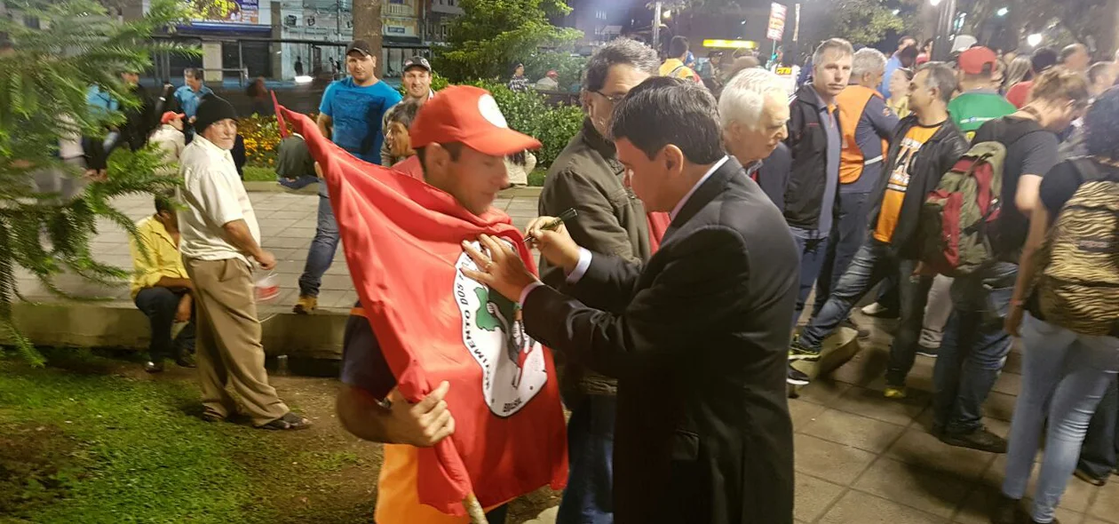 Wellington Dias junto a manifestantes.
