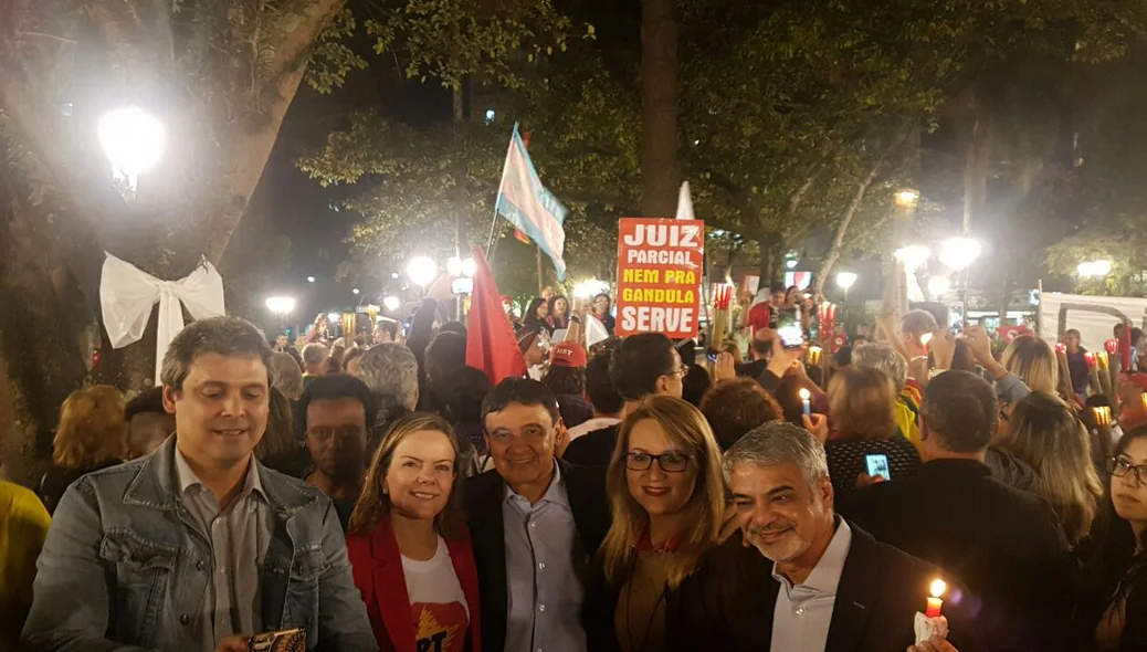 Wellington Dias participa de vigília durante ato.