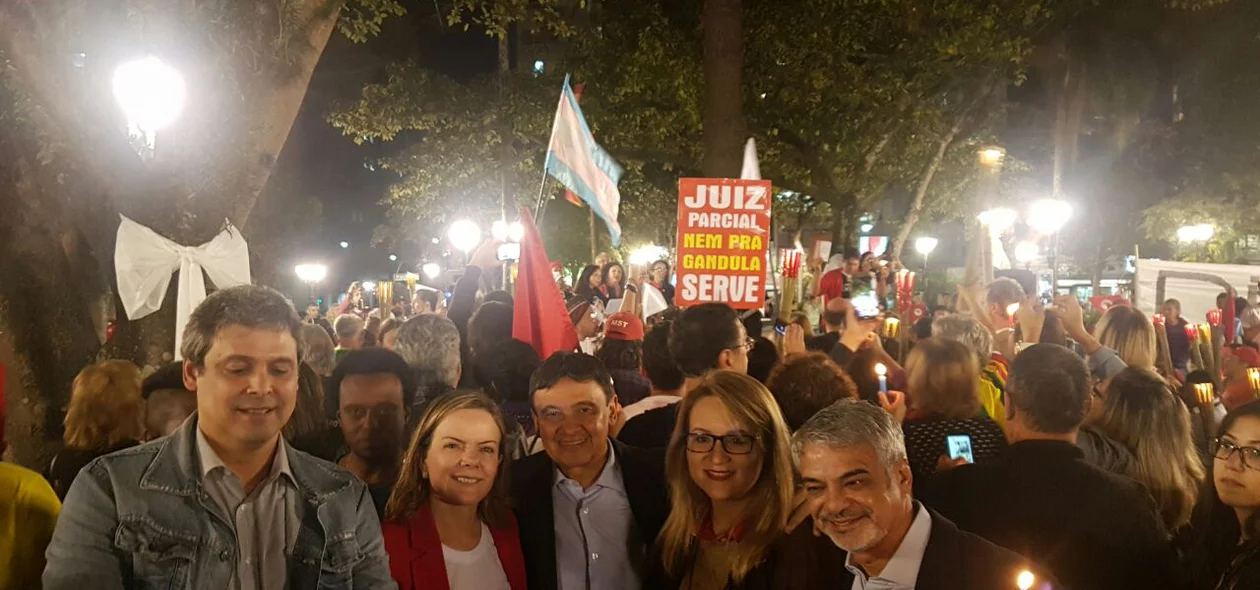 Wellington Dias participa de vigília durante ato.