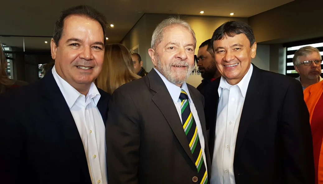 Wellington Dias recepciona Lula durante sua chegada para depor em Curitiba.