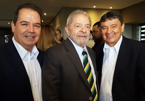 Wellington Dias recepciona Lula durante sua chegada para depor em Curitiba.