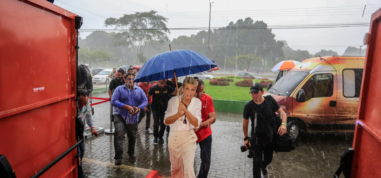 Xuxa chegando na casa X 