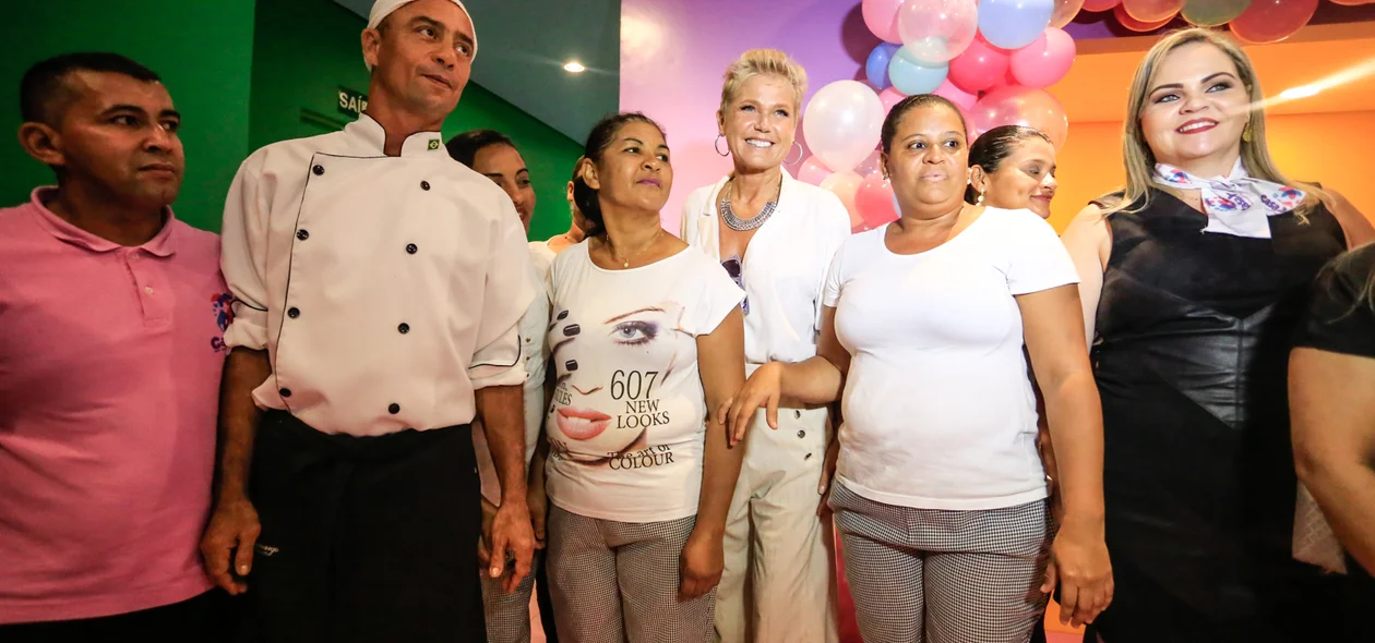 Xuxa com funcionários da casa x 