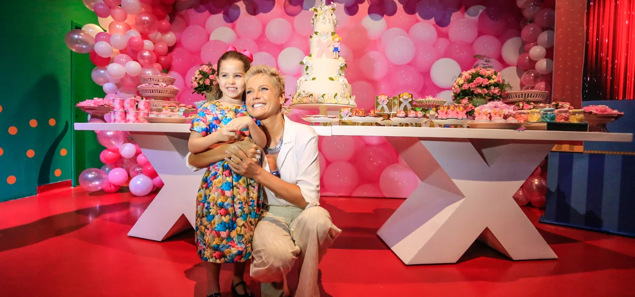 Xuxa e criança na casa x