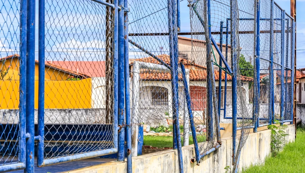 Alambrado caído em quadra.