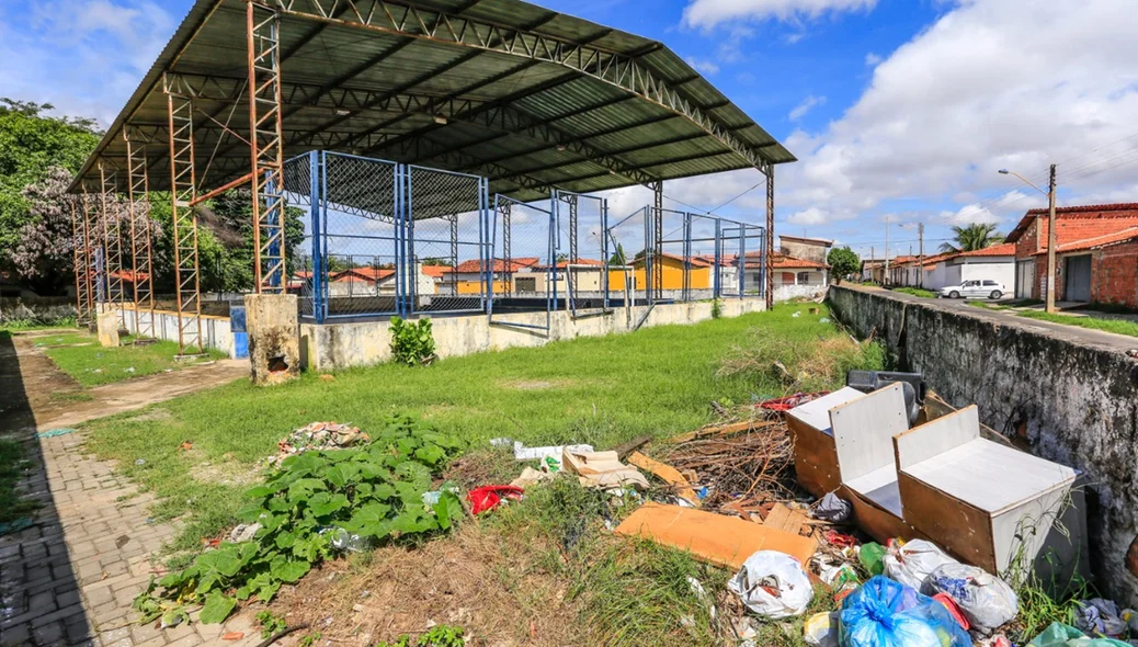 Área externa é tomada pelo lixo.