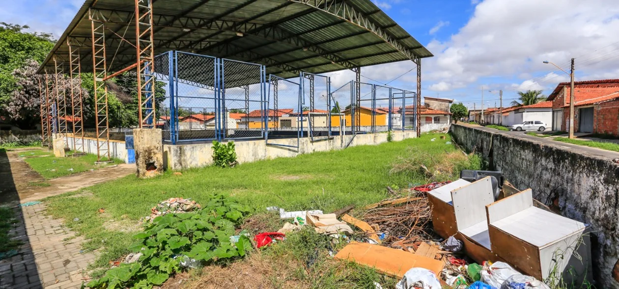 Área externa é tomada pelo lixo.