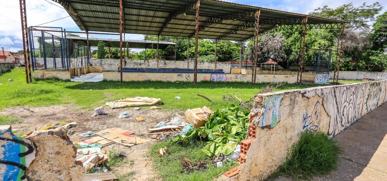 Espaço externo da quadra tomado por lixo.