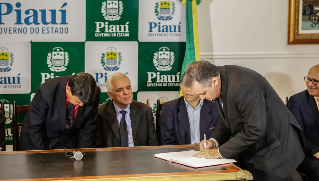 Florentino Neto, assinando o termo de posse  