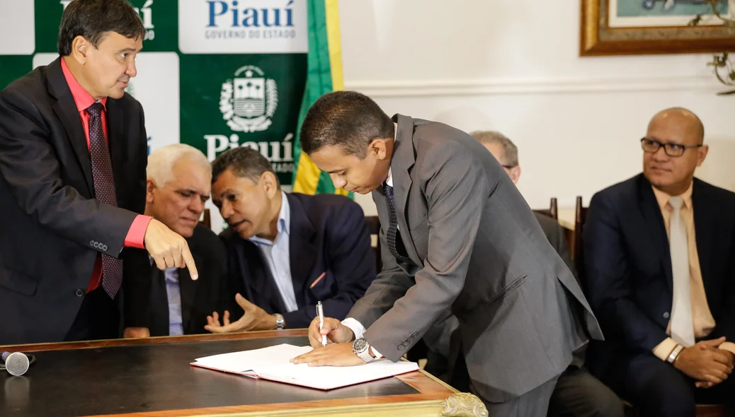 Francisco Costa, assinando o termo de posse 