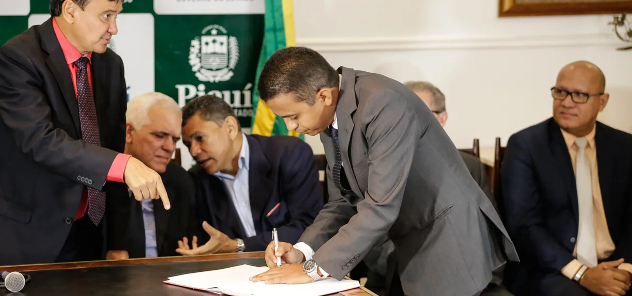 Francisco Costa, assinando o termo de posse 
