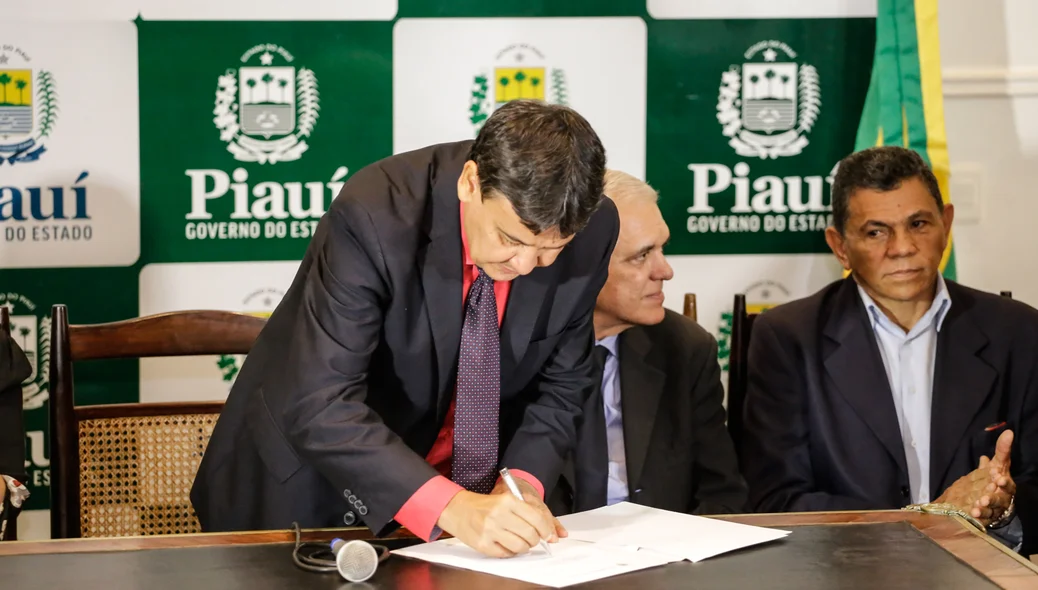 Governador assinando o termo de posse 