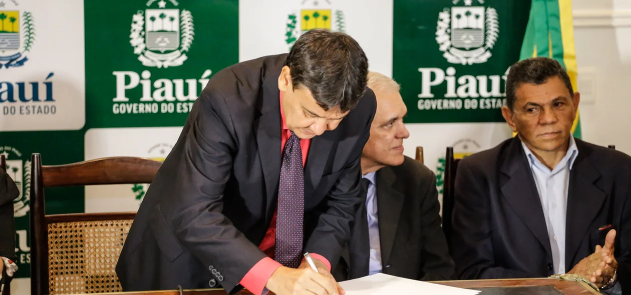 Governador assinando o termo de posse 