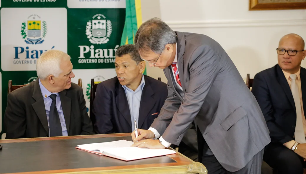 Herbert Buenos Aires de Carvalho, assinando o termo de posse