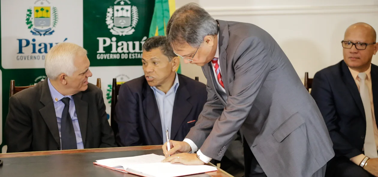 Herbert Buenos Aires de Carvalho, assinando o termo de posse