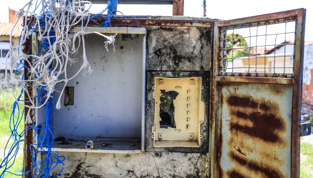 Iluminação tem que ser feita por ligação direta por moradores.