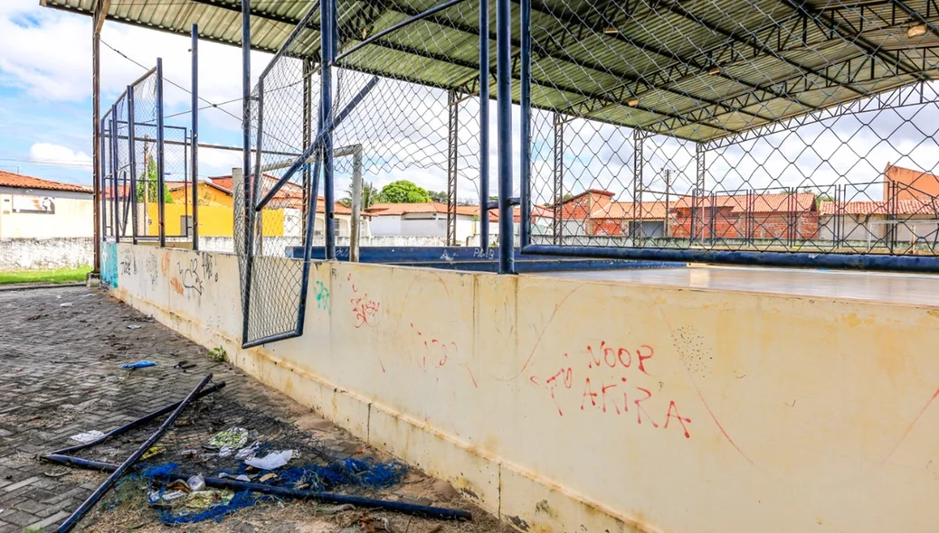 Muro inteiro é coberto por pichações.