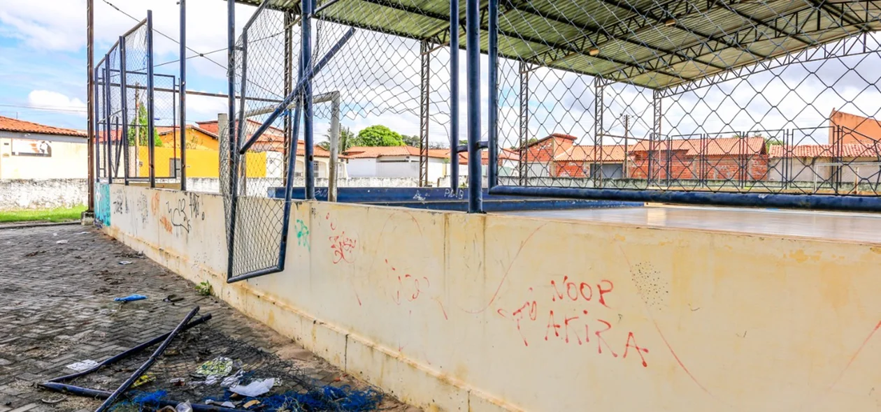 Muro inteiro é coberto por pichações.