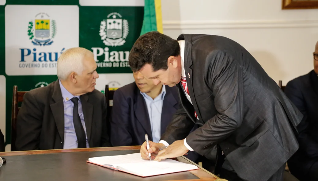 Paulo Roberto de Oliveira Santos, assinando o termo de posse 