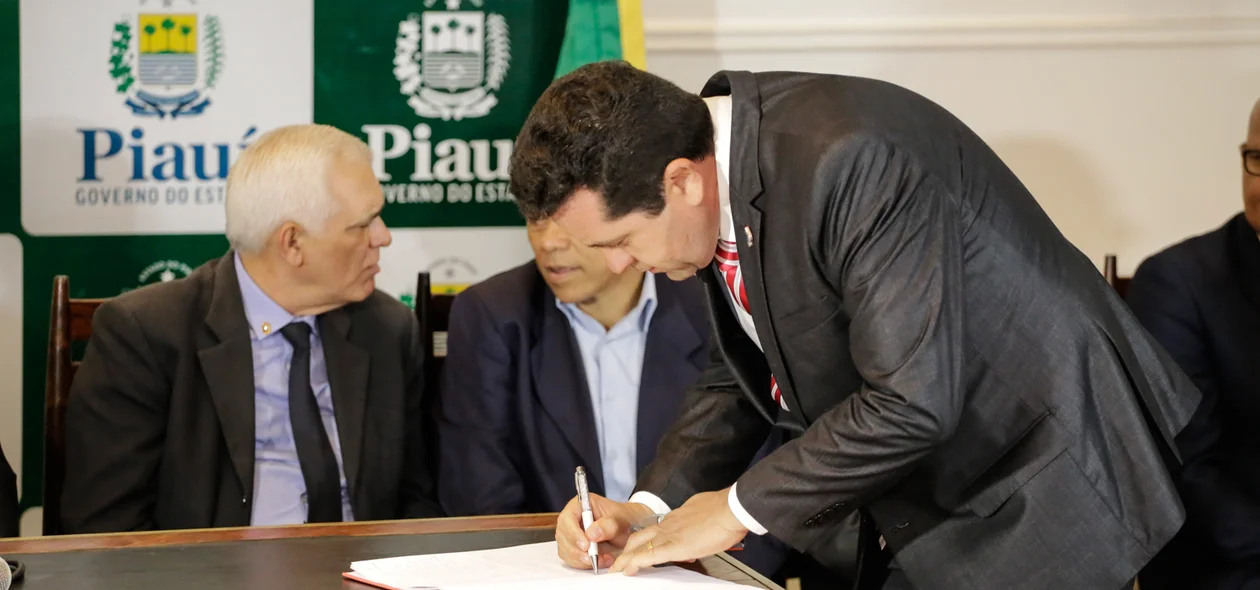 Paulo Roberto de Oliveira Santos, assinando o termo de posse 