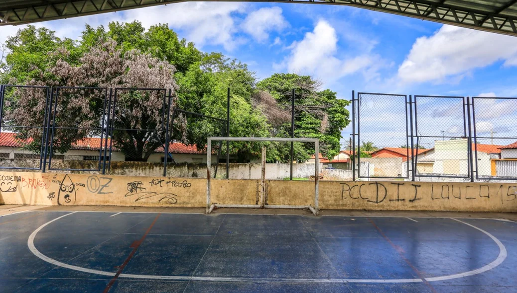 Quadra apresenta condições ruins.