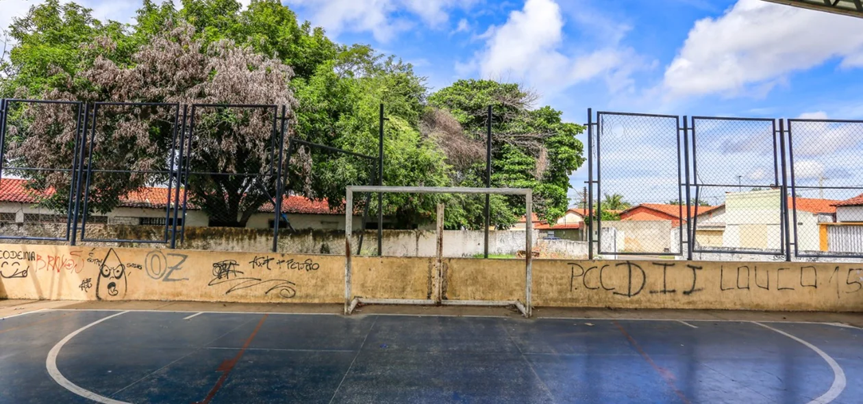 Quadra apresenta condições ruins.