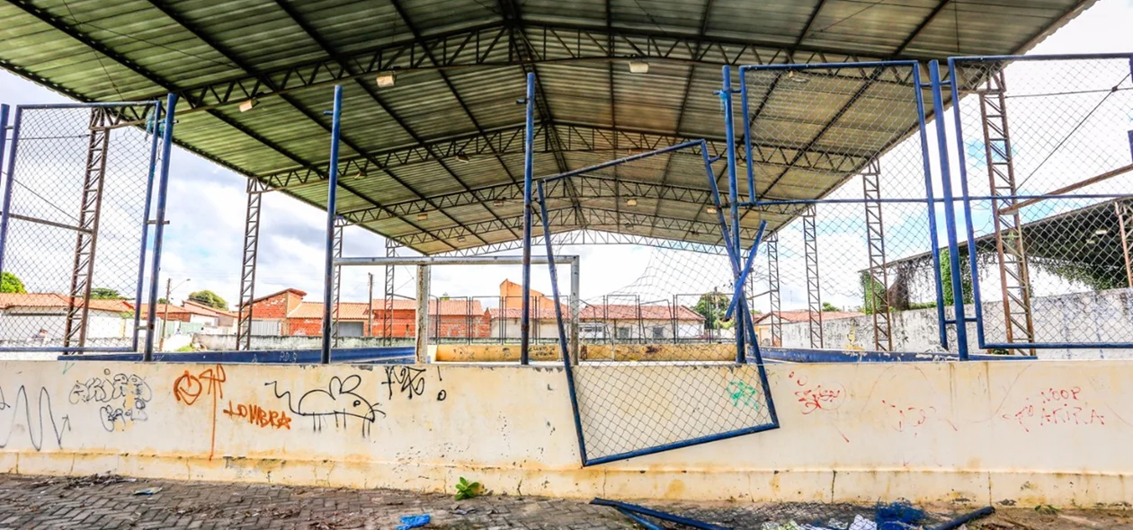 Quadra com problemas e pichações.