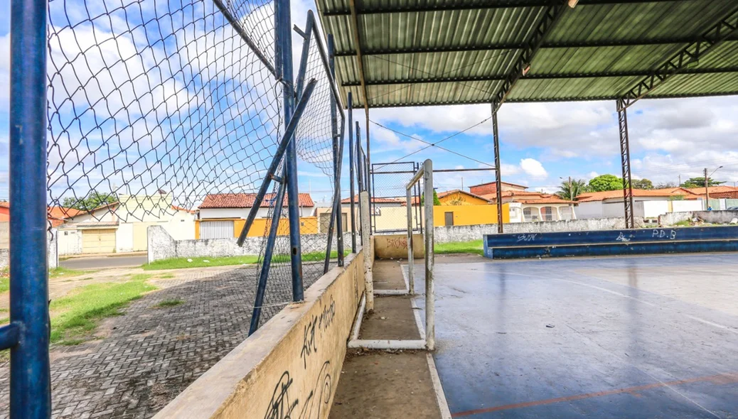 Quadra em mal estado no bairro Dirceu II.