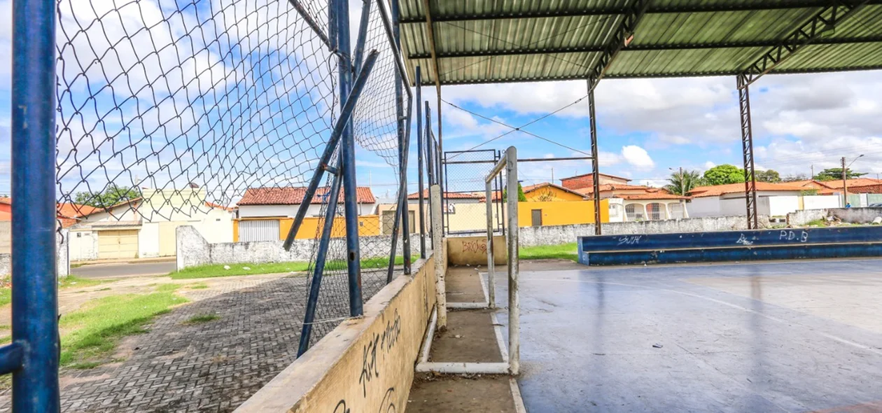 Quadra em mal estado no bairro Dirceu II.