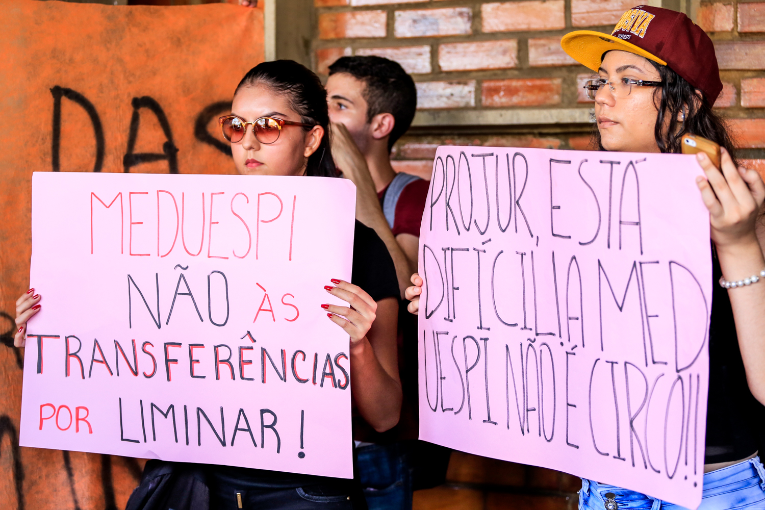 Estudantes levam cartazes para a manifestação