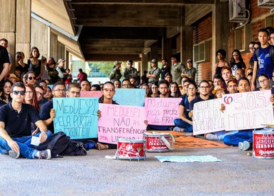 Estudantes levam cartazes para protestar 
