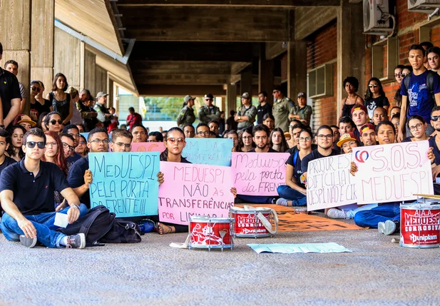 Estudantes levam cartazes para protestar 