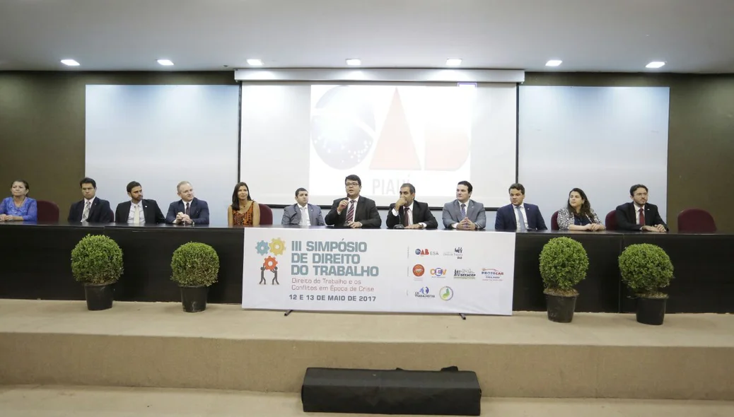Comissão reunida na primeira palestra do evento