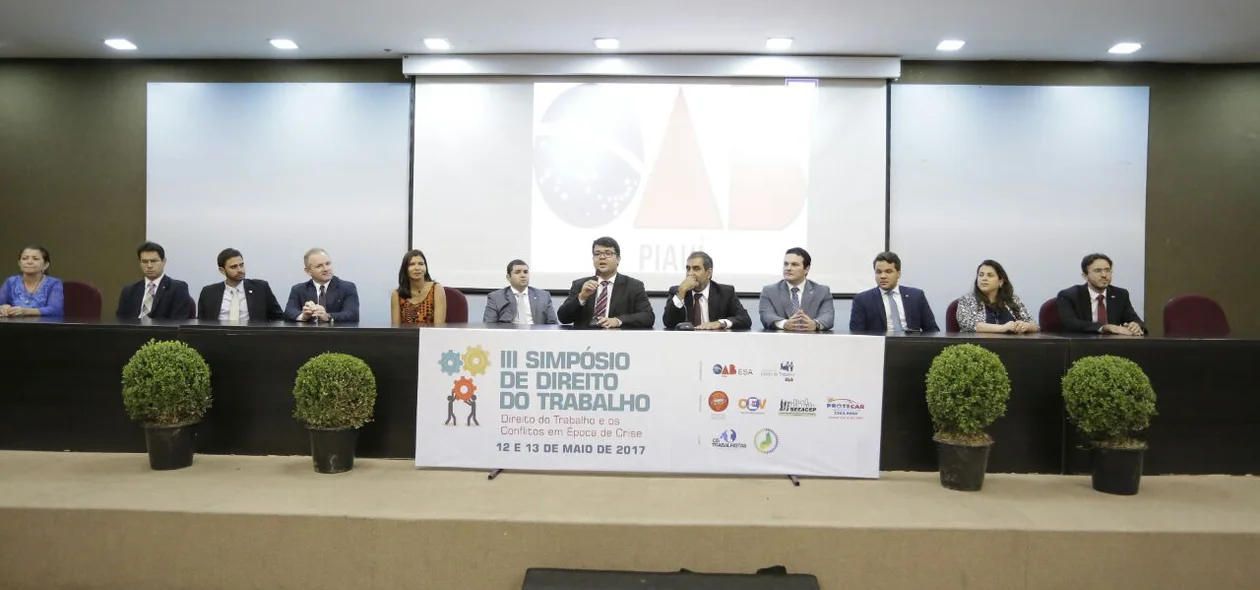 Comissão reunida na primeira palestra do evento