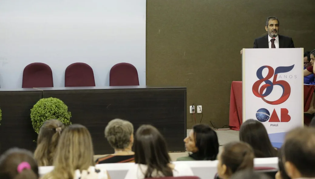 Momento da primeira palestra do Simpósio 