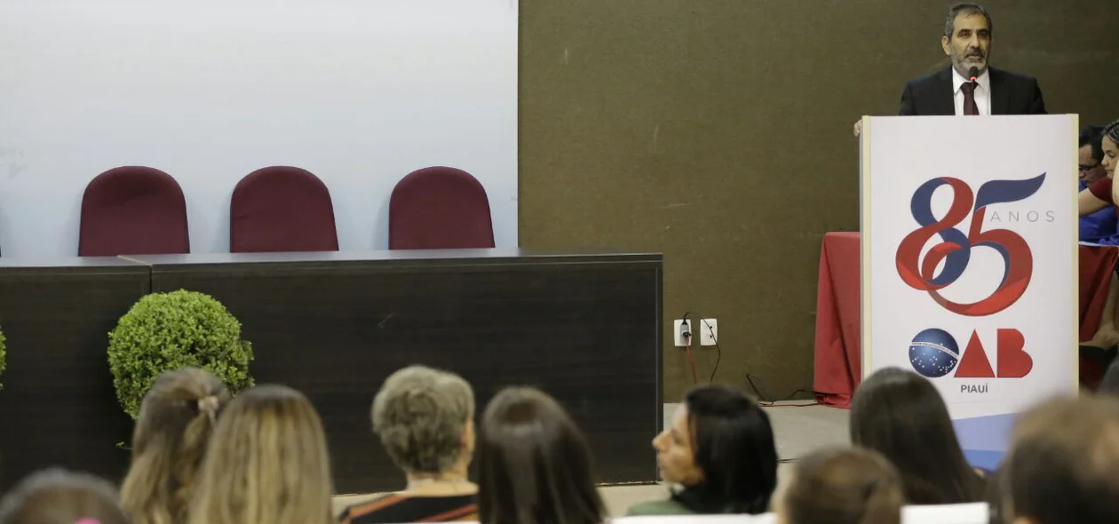 Momento da primeira palestra do Simpósio 