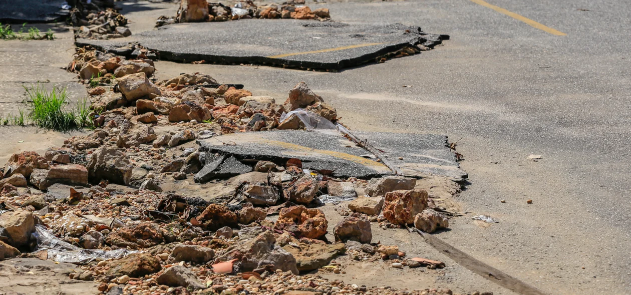 Asfalto destruído