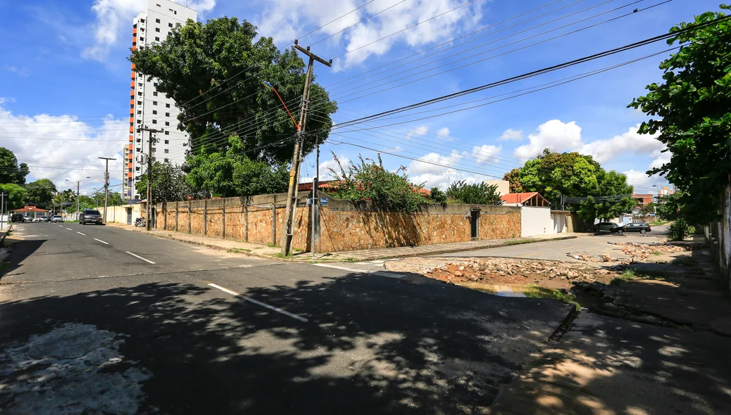 Buraco na rua Aurea Freire