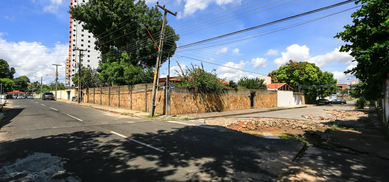 Buraco na rua Aurea Freire