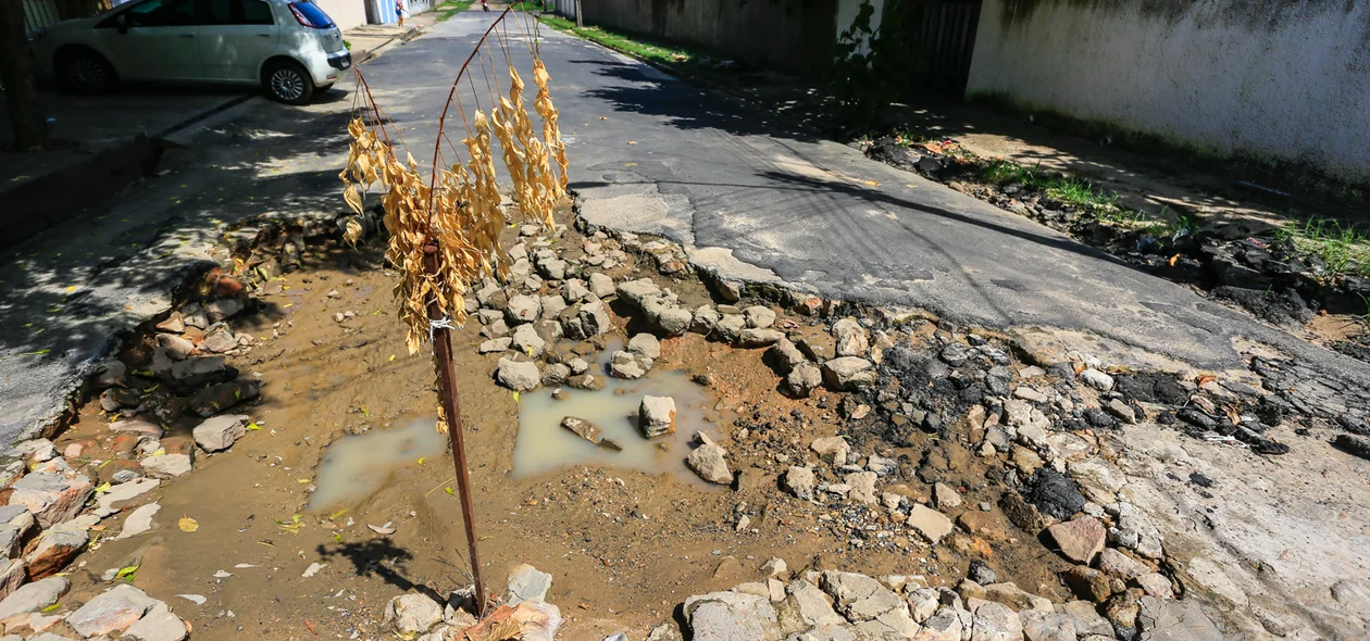 Moradores reclamam de buracos na rua Aurea