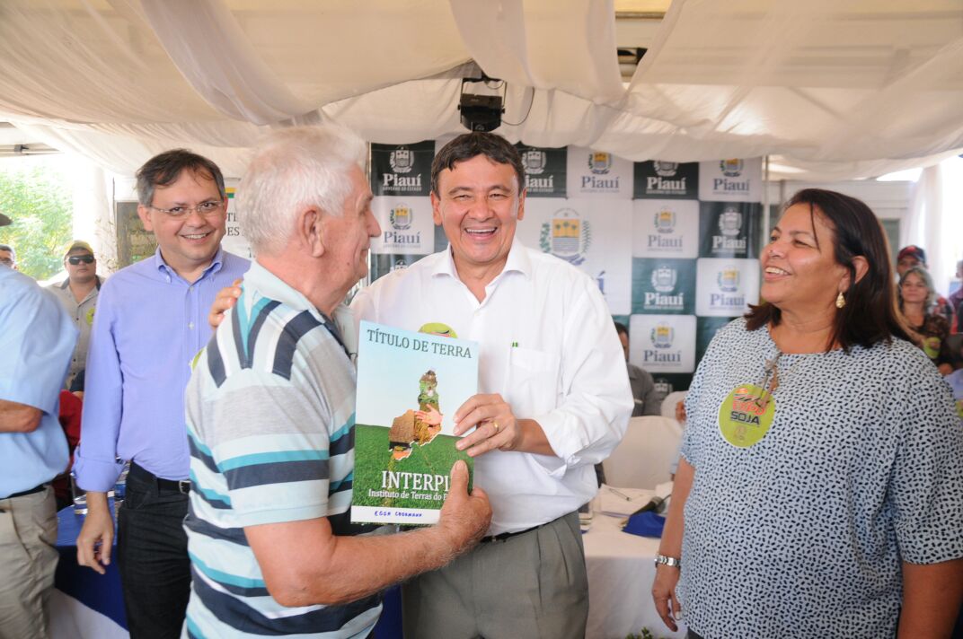 Governador entrega título de terras em Nova Santa Rosa