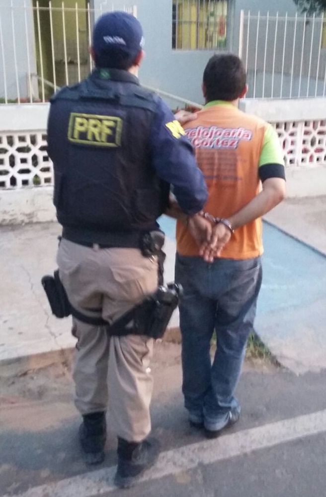 Homem preso com mandado de prisão em aberto por roubo