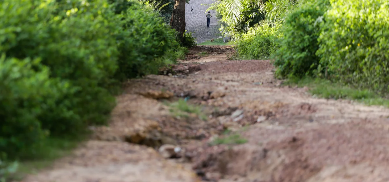 Obras de calçamento apenas em parte de rua 