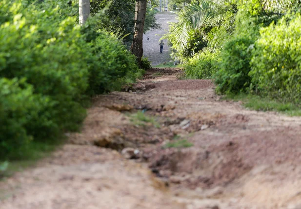 Obras de calçamento apenas em parte de rua 