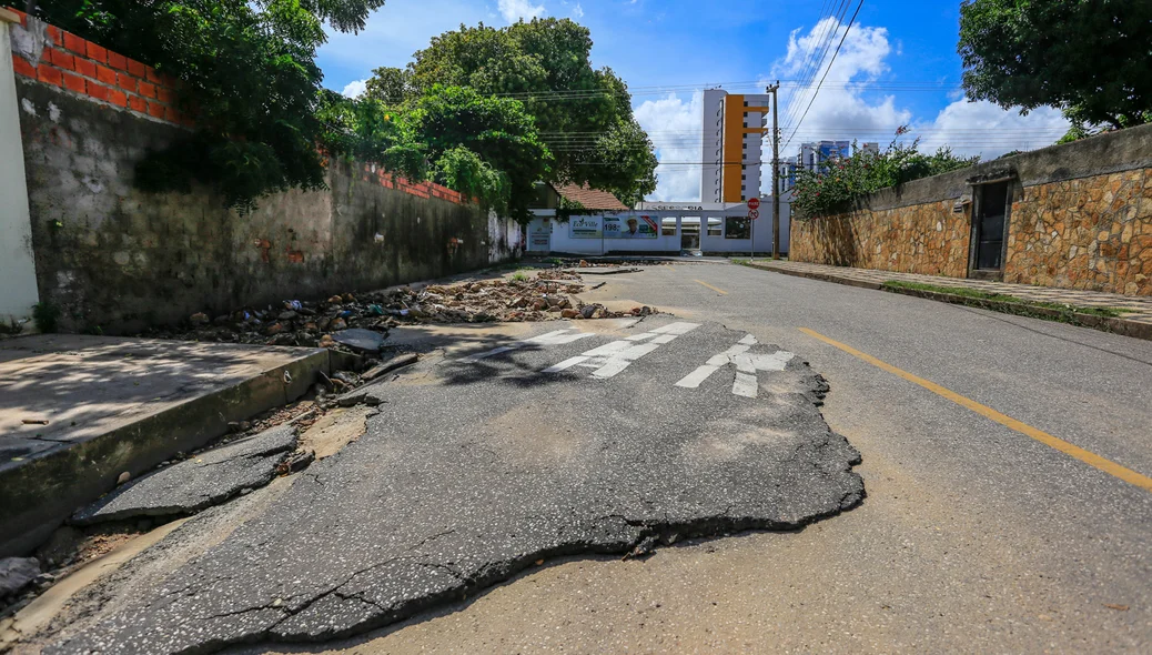 Parte do asfalto levado pela água das chuvas