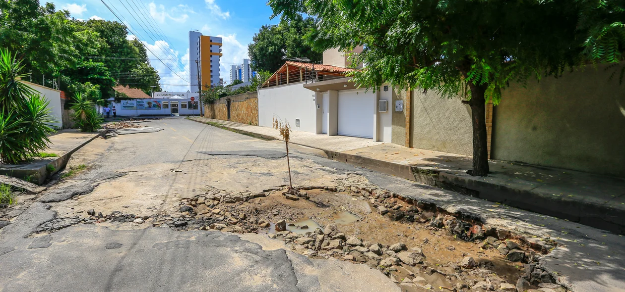 Rua Aurea cheia da buracos