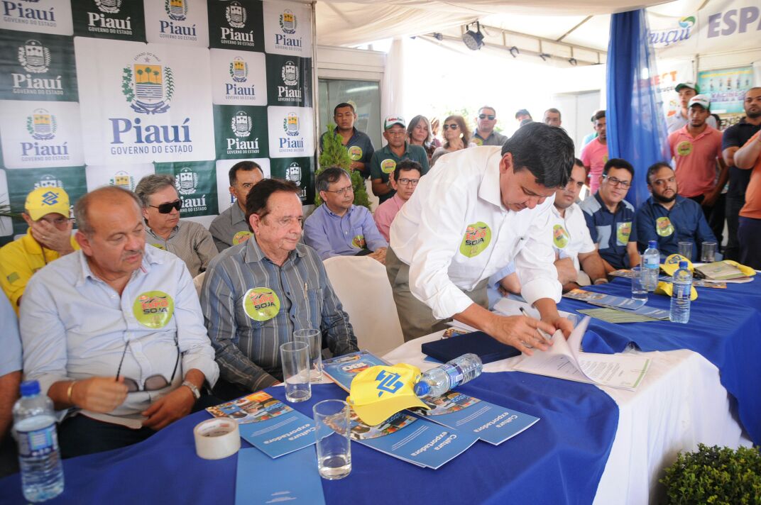 Wellington Dias  entrega título de terras em Nova Santa Rosa
