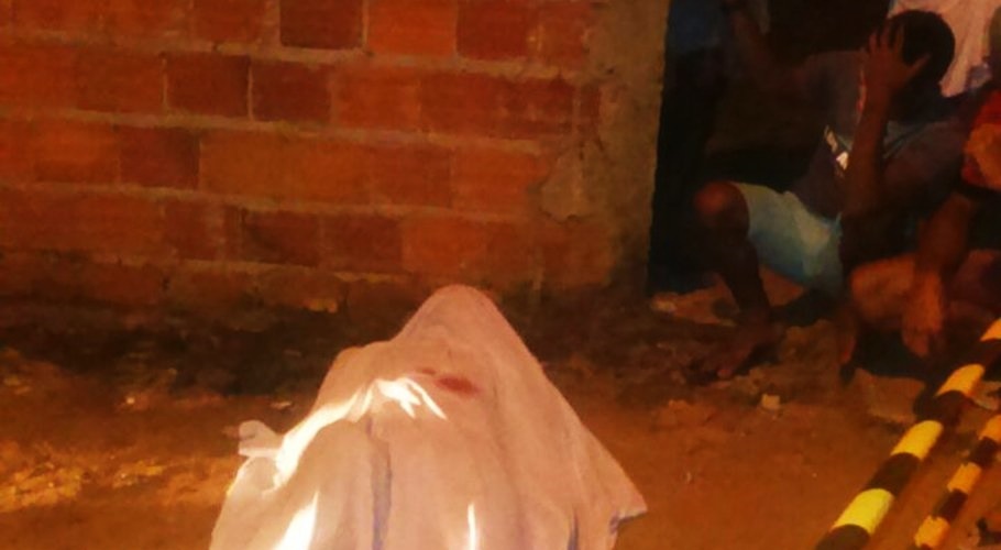 Homem assassinado em bar
