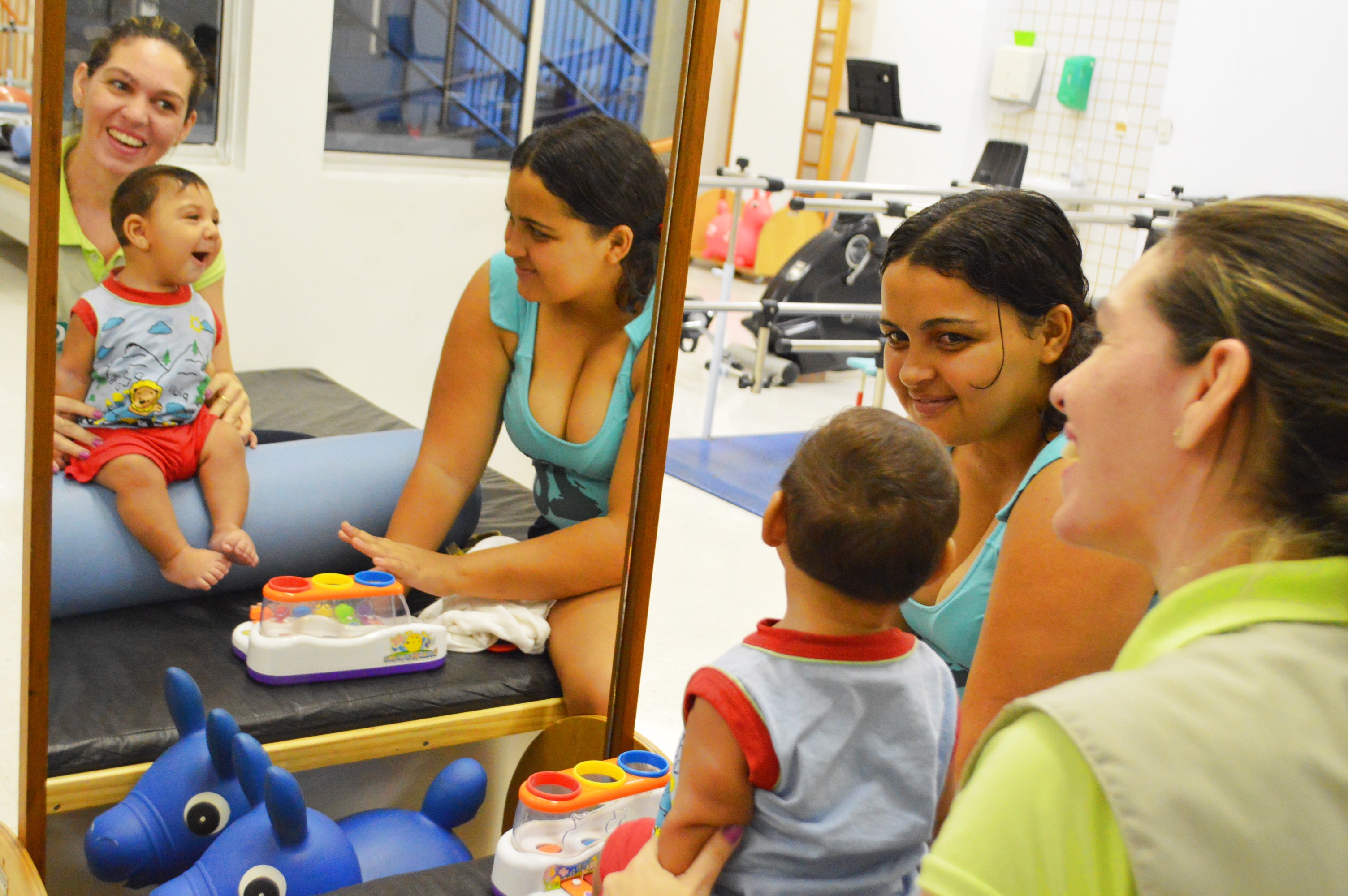 Assistente Social juntamente com criança com microcefalia