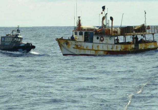 Barco com 2,4 toneladas de cocaína foi interceptado no Oceano Atlântico
